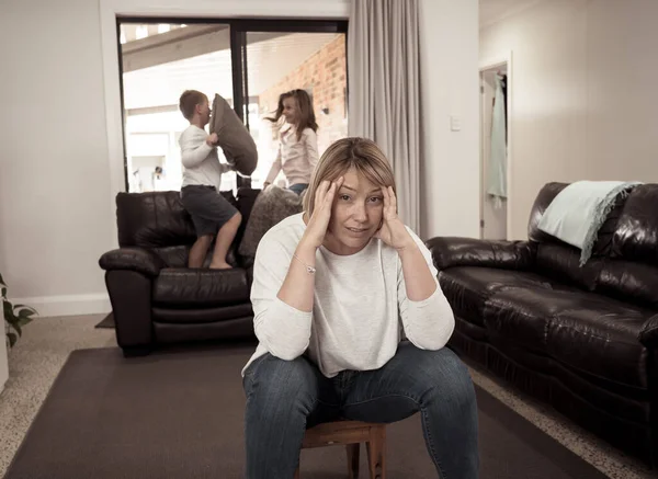 Covid Isolamento Saúde Mental Estressado Pais Lutando Com Ter Filhos — Fotografia de Stock