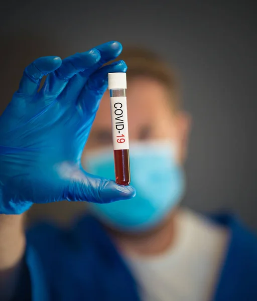 Dowódca Lekarz Naukowiec Środków Ochrony Indywidualnej Trzymający Fiolkę Próbkami Krwi — Zdjęcie stockowe