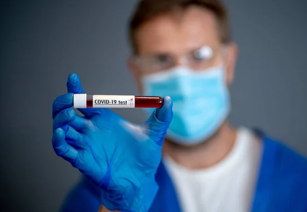 Covid Dokter Ilmuwan Peralatan Perlindungan Pribadi Mengadakan Tabung Sampel Darah — Stok Foto