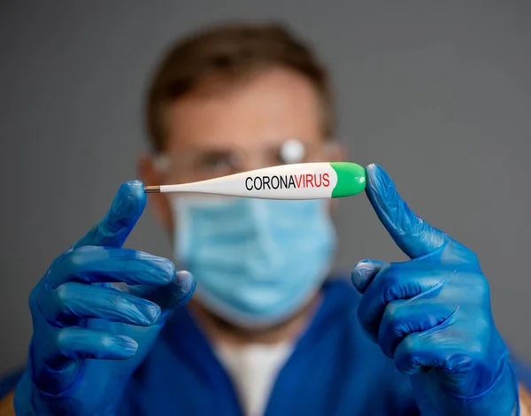 Covid 19アウトブレイク 体温計を持ってる 自分自身を保護し コロナウイルスの拡散を防ぐ 呼吸困難がある場合は 医療上の注意を求める — ストック写真