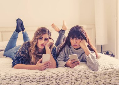 COVID 19 Salgını. Karantina sırasında evde cep telefonu kullanan depresif ev arkadaşları. Coronavirus tecridi ve sosyal uzaklık süresince ruh sağlığına etkisi.