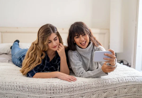 Covid 19呆在家里保持联络 快乐的女性女友视频通话 与朋友聊天或在线社交活动中使用手机聊天 — 图库照片