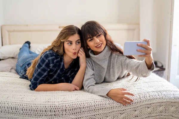 Covid Resta Casa Resta Contatto Donne Felici Fidanzate Videochiamata Chat — Foto Stock