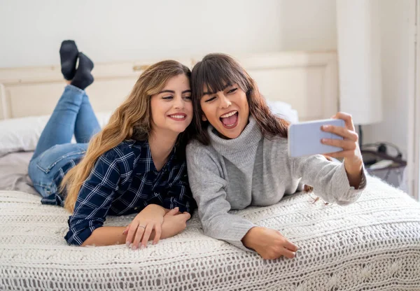 Covid Bleiben Sie Hause Glückliche Frauen Freundinnen Videotelefonie Und Chat — Stockfoto