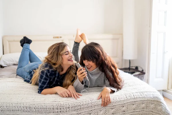 Covid Μείνετε Σπίτι Μείνετε Συνδεδεμένοι Ευτυχισμένες Γυναίκες Φιλενάδες Στο Κινητό — Φωτογραφία Αρχείου