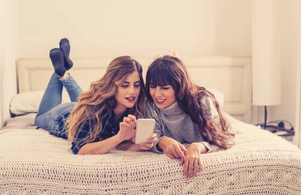 Covid Blijf Thuis Blijf Verbonden Gelukkige Vrouwen Vriendinnen Mobiele Telefoon — Stockfoto