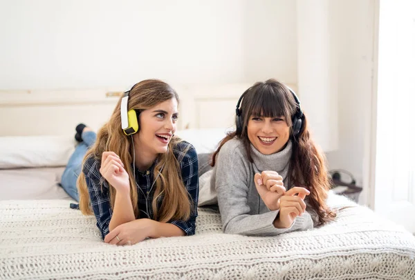 Bloqueo Covid Mujeres Seguras Optimistas Mejores Amigas Riendo Escuchando Música —  Fotos de Stock