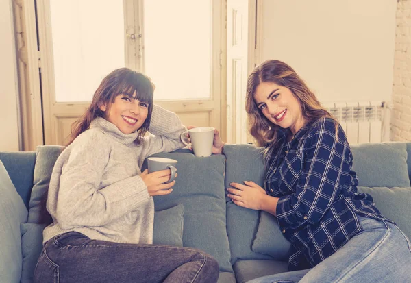 Covid Sperrung Selbstbewusste Und Optimistische Freundinnen Die Miteinander Reden Und — Stockfoto