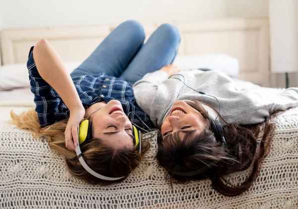 Covid Afgesloten Zelfverzekerde Optimistische Vrouwen Beste Vriendinnen Lachen Luisteren Online — Stockfoto