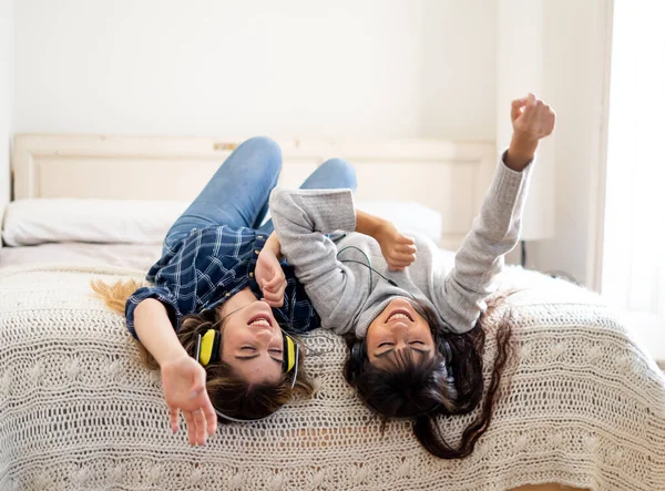 Bloqueo Covid Mujeres Seguras Optimistas Mejores Amigas Riendo Escuchando Música —  Fotos de Stock