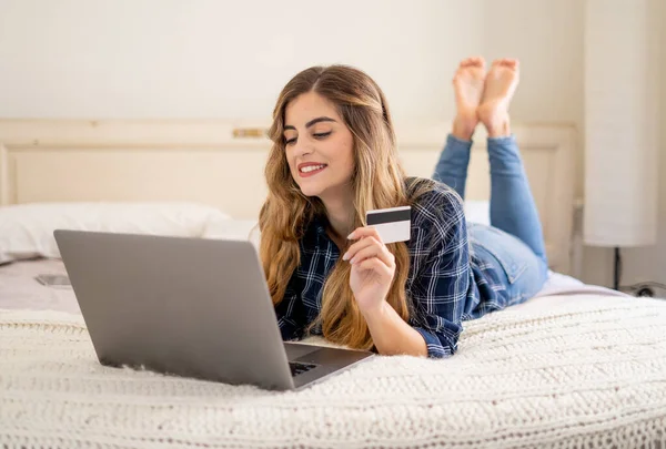 Brote Covid Apagado Compras Línea Atractiva Joven Con Tarjeta Crédito —  Fotos de Stock