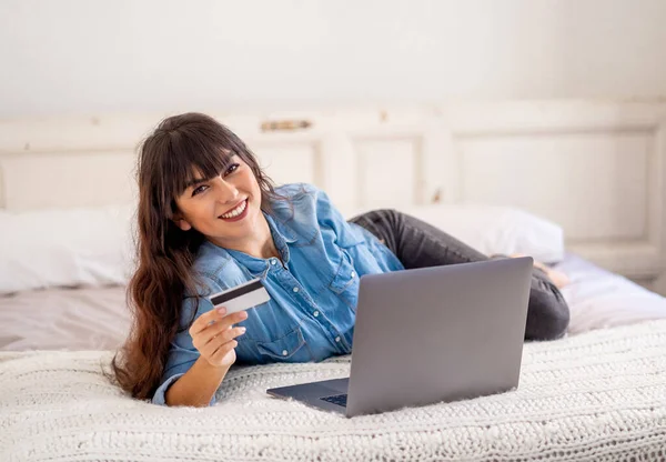 Brote Covid Apagado Compras Línea Atractiva Joven Con Tarjeta Crédito — Foto de Stock