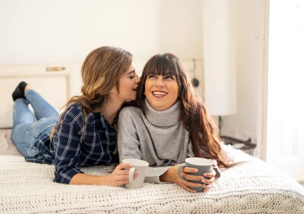 Covid Sperrung Selbstbewusste Und Optimistische Frauen Beste Freundinnen Reden Und — Stockfoto