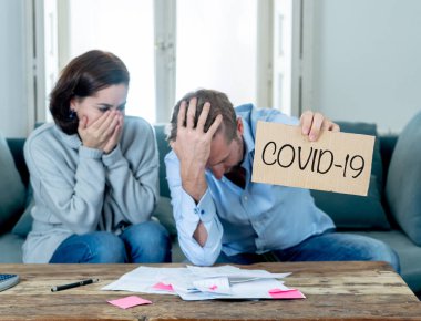 COVID-19 kapatma, ekonomik durgunluk. Stresli çift, Coronavirüs salgını nedeniyle ev kredisi ve iş kaybından kaynaklanan harcamaları ödemek için maddi sorunlar yaşıyor.