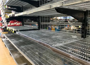 COVID-19 Salgını. Coronavirüs salgınının korkusuyla dolu bir süpermarkette boş raflar. Market alışverişi paniğe yol açıyor. Tuvalet kağıdı ve temel malzeme sıkıntısı.