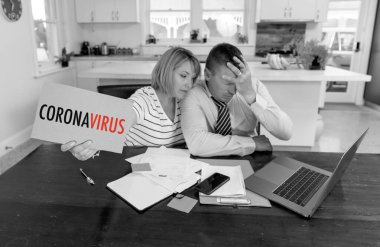 Coronavirus ekonomik durgunluğu. Aile çift, faturalar, kredi borçları, krediler ve ev kredileri için endişeleniyor. COVID-19 salgını ve küresel ekonomik krizin etkisi.