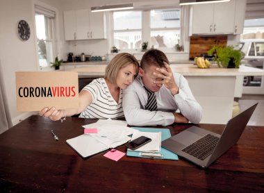 Coronavirus ekonomik durgunluğu. Aile çift, faturalar, kredi borçları, krediler ve ev kredileri için endişeleniyor. COVID-19 salgını ve küresel ekonomik krizin etkisi.