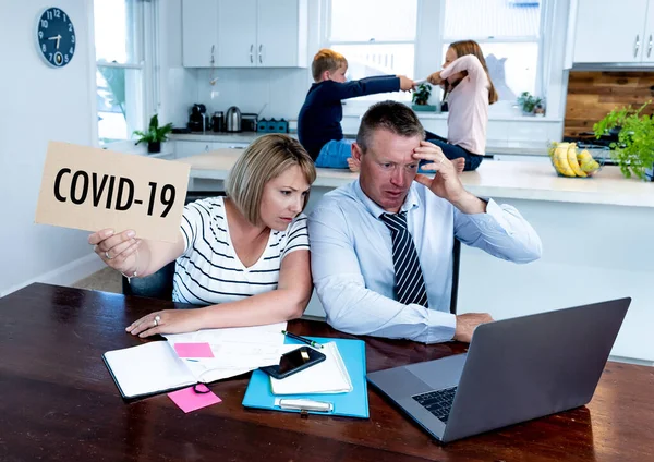 Ett Utbrott Coronavirus Familj Karantän Barn Som Bråkar Och Föräldrar — Stockfoto