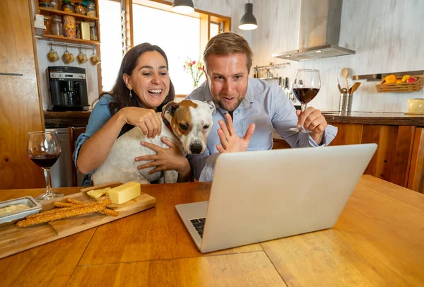 Covid Zůstaňte Spojení Šťastný Pár Pet Dog Video Volá Přátele — Stock fotografie