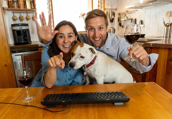 Vista Pantalla Feliz Pareja Mascotas Perro Video Llamadas Amigos Utilizando —  Fotos de Stock