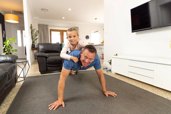 Covid 19关闭 在检疫期间 父女俩快乐地一起锻炼 家人在室内做体育活动很开心 呆在家里 锻炼身体 自理治疗头孢病毒的隔离 — 图库照片