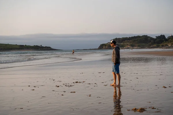 Homem Cão Pastor Alemão Brincando Praia Pôr Sol Proprietário Com — Fotografia de Stock