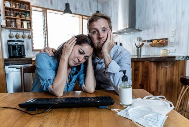 COVID-19 çevrimiçi haberler. Üzgün çift internetteki son koronavirüs güncellemelerini izlerken depresyona giriyor. Tecritleri yumuşattıktan sonra dünya çapında ölüm ve enfeksiyon oranları artıyor. Ekran görüntüsü.