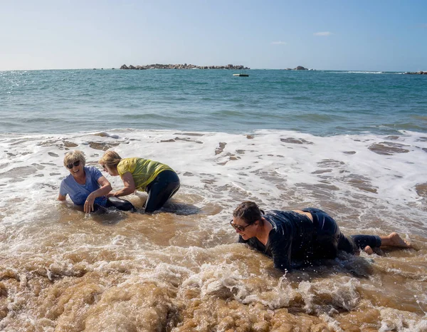 Μια Ομάδα Συνταξιούχων Γυναικών Στα Και Τους Πέφτει Στο Νερό — Φωτογραφία Αρχείου