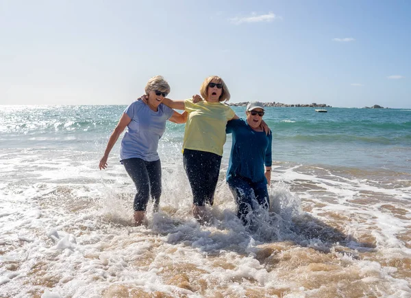 Groupe Femmes Retraitées Âgées Ans Tombant Dans Eau Amusant Sur — Photo