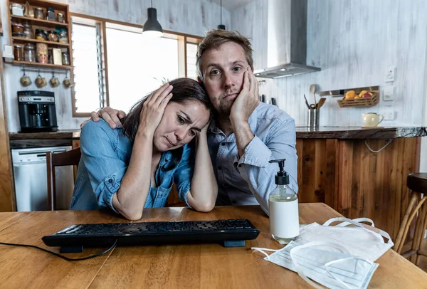 Covid Notícias Online Triste Casal Sentindo Deprimido Assistindo Últimas Atualizações — Fotografia de Stock