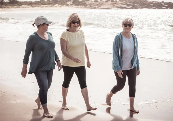 Веселая Группа Трех Активных Пожилых Женщин Прогулки Физические Упражнения Развлечения — стоковое фото