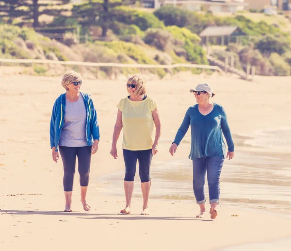 Веселая Группа Трех Активных Пожилых Женщин Прогулки Физические Упражнения Развлечения — стоковое фото
