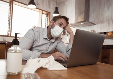 COVID-19 Çevrimiçi Tıbbi Danışmanlık. Maskeli hasta adam doktorla görüntülü görüşme yapıyor. Çevrimiçi Hasta Coronavirus hastalığının semptomlarının tedavisi için doktorla konuşuyor..