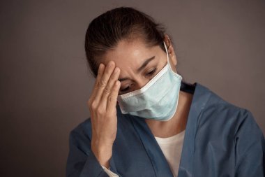 COVID-19. Koronavirüsün enfekte olduğu vakalar ve ölü sayıları artarken yorgun düşmüş doktor endişeli görünüyor. Duygusal stres, sağlık çalışanlarının desteğe, kişisel koruma ekipmanlarına ve tıbbi malzemelere ihtiyacı olması..