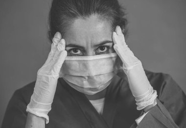 COVID-19. Koronavirüsün enfekte olduğu vakalar ve ölü sayıları artarken yorgun düşmüş doktor endişeli görünüyor. Duygusal stres, sağlık çalışanlarının desteğe, kişisel koruma ekipmanlarına ve tıbbi malzemelere ihtiyacı olması..