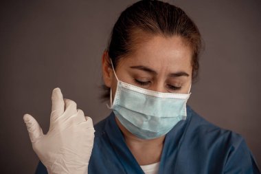 COVID-19. Koronavirüsün enfekte olduğu vakalar ve ölü sayıları artarken yorgun düşmüş doktor endişeli görünüyor. Duygusal stres, sağlık çalışanlarının desteğe, kişisel koruma ekipmanlarına ve tıbbi malzemelere ihtiyacı olması..