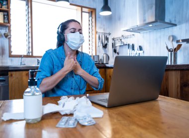 COVID-19 Çevrimiçi Tıbbi Danışmanlık. Maskeli hasta kadın doktorla görüntülü görüşme yapıyor. Çevrimiçi Hasta Coronavirus hastalığının semptomlarının tedavisi için doktorla konuşuyor..