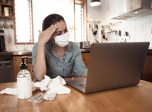 Covid Online Lékařská Konzultace Nemocná Žena Maskou Spojující Doktorem Videohovoru — Stock fotografie