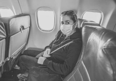 COVID-19 pandemik sınır kapanıyor. Hükümetler Coronavirus 'un yayılmasını engellemek için seyahatleri kısıtladığından yabancı bir ülkede mahsur kaldıktan sonra memleketine dönen genç bir kadın..