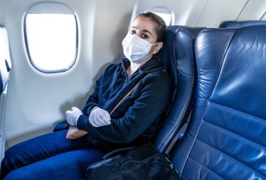 COVID-19 pandemik sınır kapanıyor. Hükümetler Coronavirus 'un yayılmasını engellemek için seyahatleri kısıtladığından yabancı bir ülkede mahsur kaldıktan sonra memleketine dönen genç bir kadın..