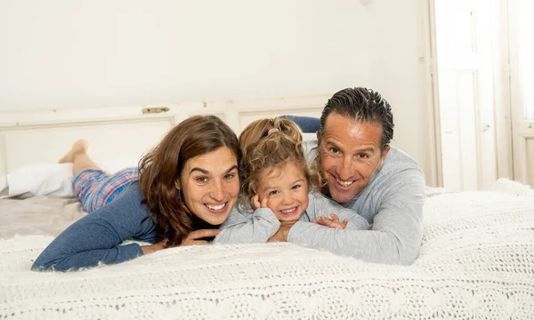 Covid Lockdown Schöne Glückliche Familie Die Sich Entspannt Und Zusammen — Stockfoto