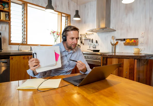 Gelukkige Zakenman Laptop Die Thuis Werkt Freelancer Computer Een Videoconferentie — Stockfoto