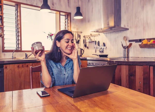 Szczęśliwa Kobieta Laptopie Pracująca Domu Freelancer Lub Pracownik Wirtualnym Spotkaniu — Zdjęcie stockowe