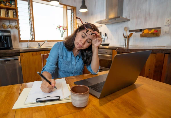 Mulher Negócios Estressada Trabalhando Casa Laptop Olhando Preocupado Cansado Sobrecarregado — Fotografia de Stock