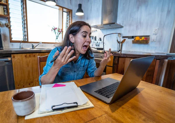 Mujer Negocios Estresada Que Trabaja Desde Casa Ordenador Portátil Preocupada —  Fotos de Stock