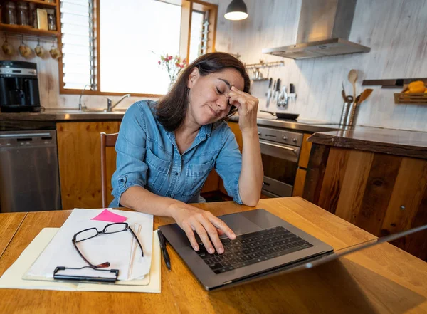 Stressad Affärskvinna Arbetar Hemifrån Laptop Ser Orolig Trött Och Överväldigad — Stockfoto