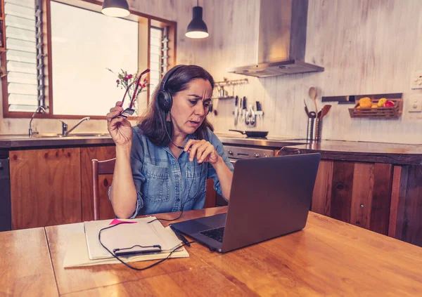 Een Gestresste Zakenvrouw Die Thuis Werkt Een Laptop Die Bezorgd — Stockfoto