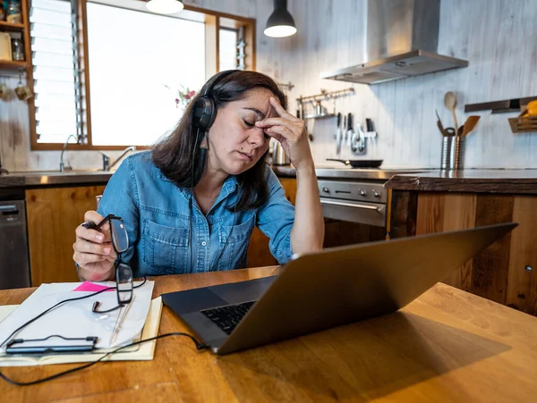 Stresszes Üzletasszony Aki Otthonról Dolgozik Laptopon Aggódva Fáradtnak Túlterheltnek Tűnik — Stock Fotó