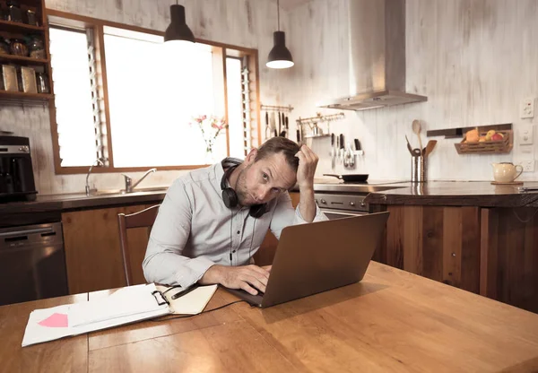 Napjatý Obchodník Notebooku Pracující Domova Vypadal Ustaraně Unaveně Zdrceně Vyčerpaný — Stock fotografie