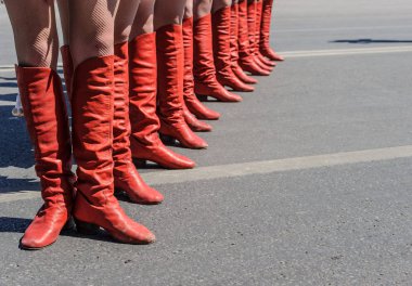  Genç davulcular geçit töreni için hazırlanıyor